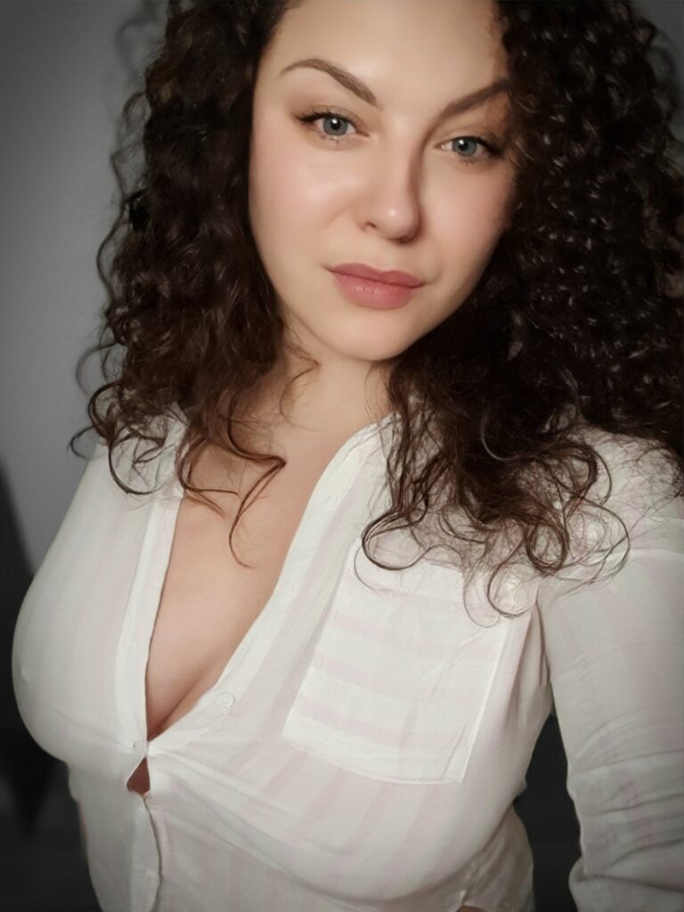 Sofia Curly Bio,Age, Career, Net Worth, Height, Education, Boyfriend & More