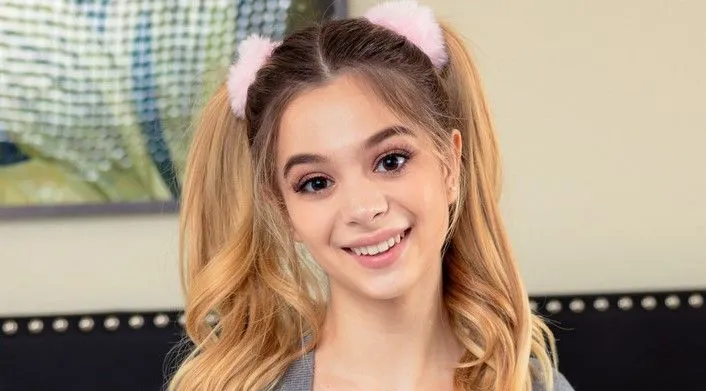 Molly Little Bio Age Career Net Worth Height Education 