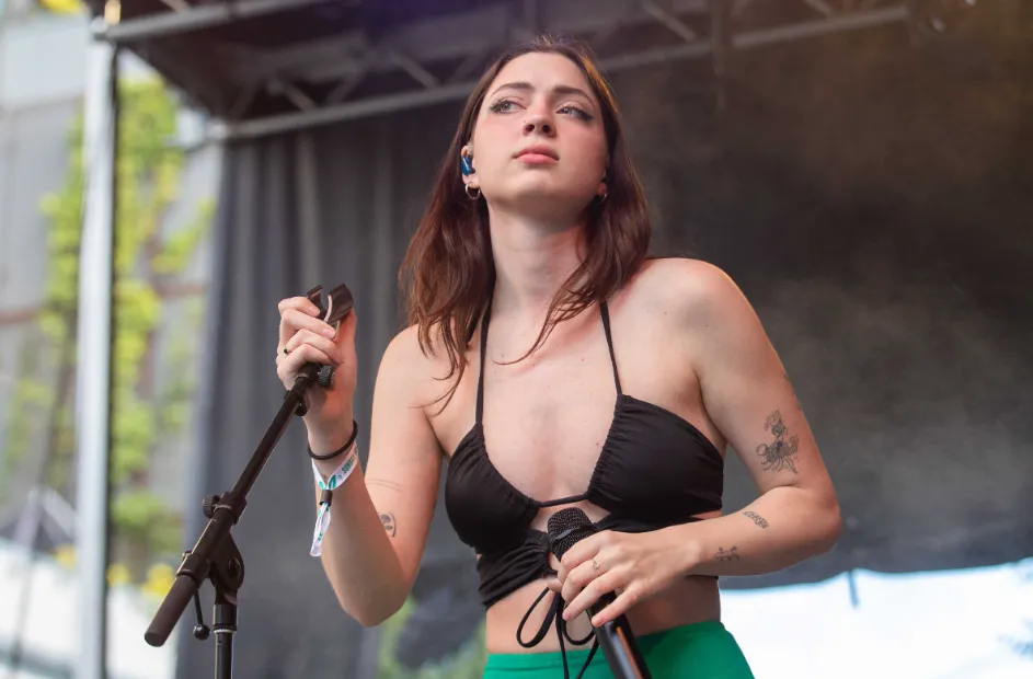 Lizzy Mcalpine Age, Height, Weight, Career, Net Worth And More