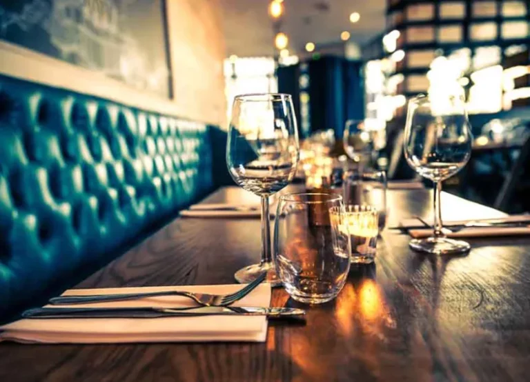 WHAT KIND OF TABLES DO RESTAURANTS USE